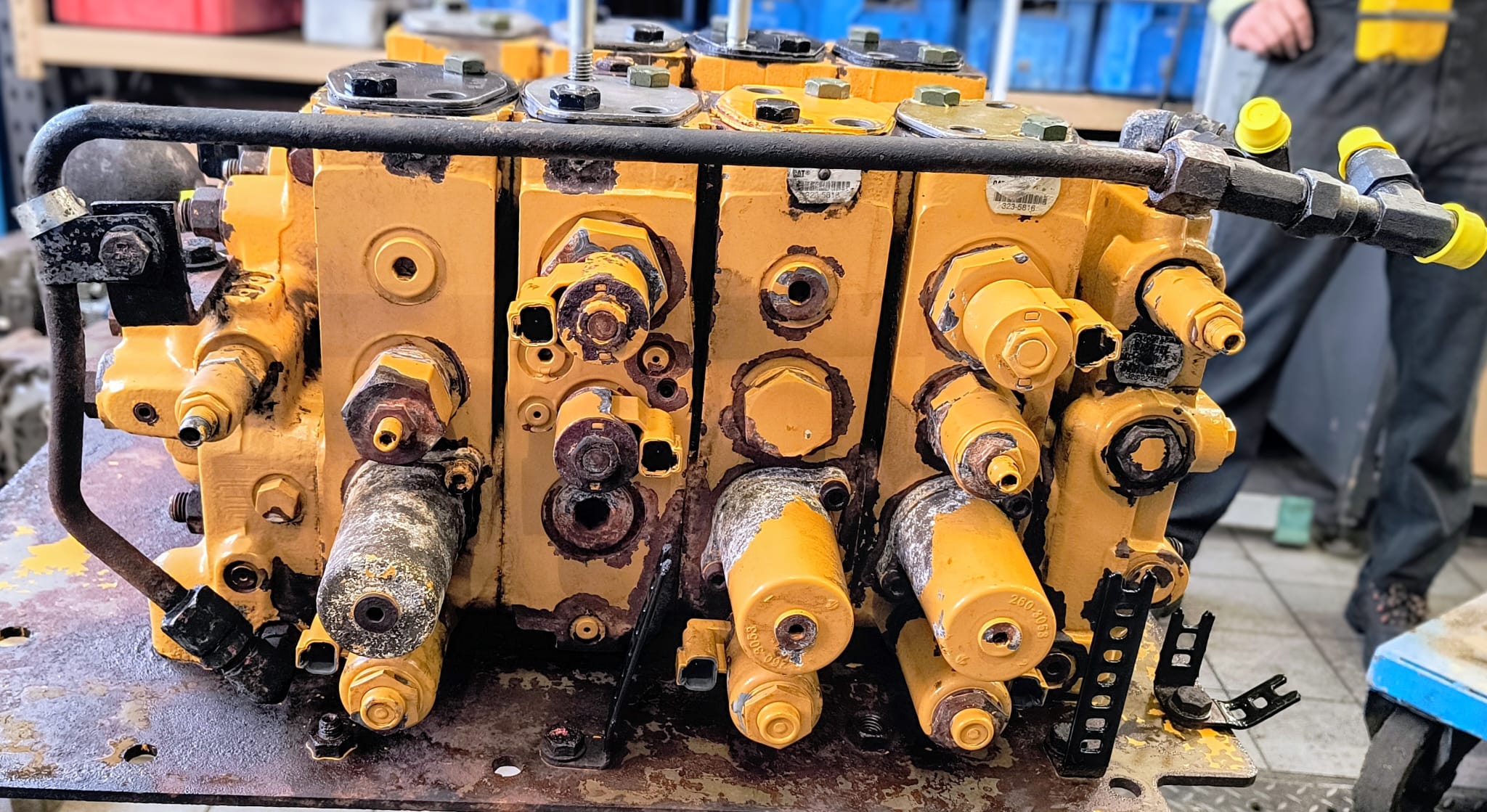 Główny zawór sterujący hydrauliką CAT 318-8455 Caterpillar 950K po regeneracji